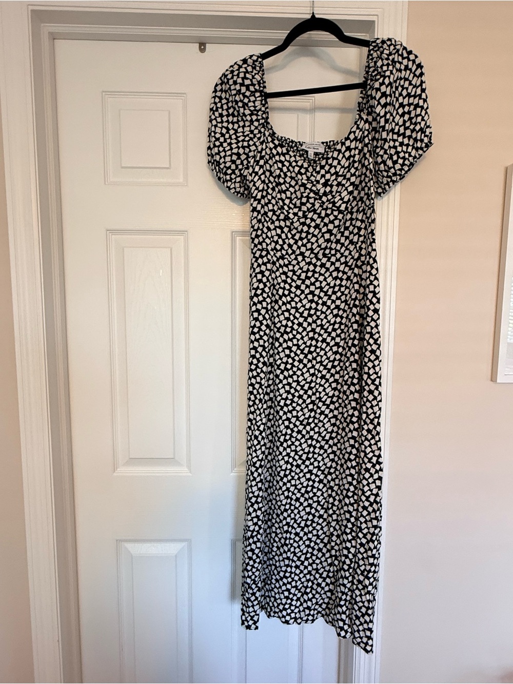 & Other Stories Black and White Midi Dress with Puff Sleeves